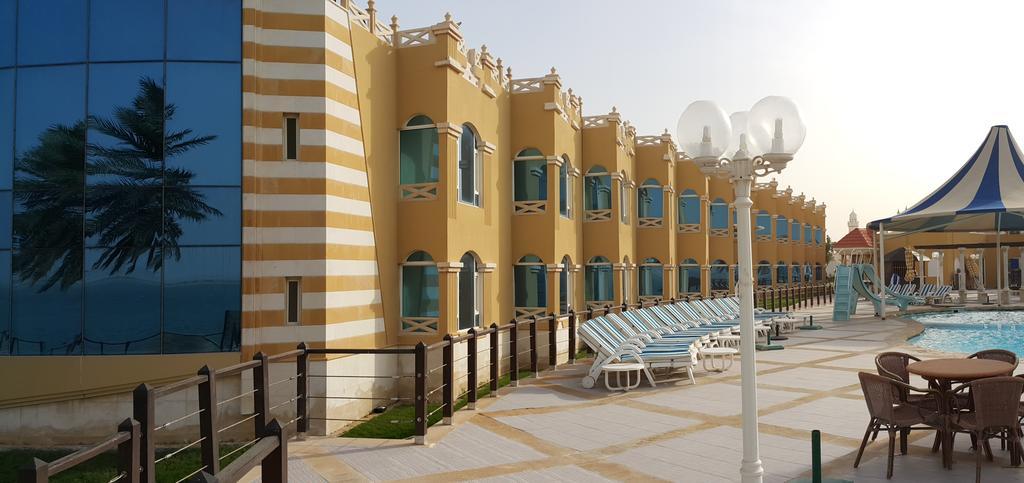 Tio Sea Resort Al Khor Exterior photo The resort's pool area