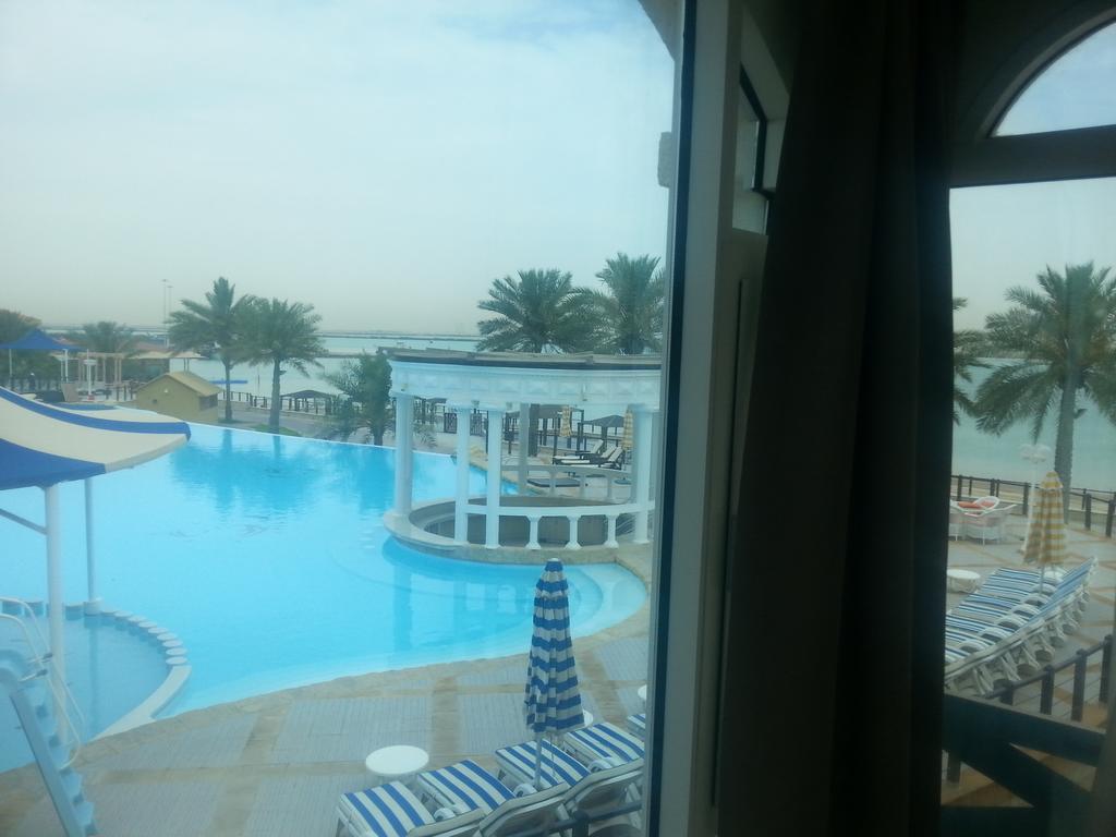 Tio Sea Resort Al Khor Exterior photo View of the pool at the Al Khobar Hilton